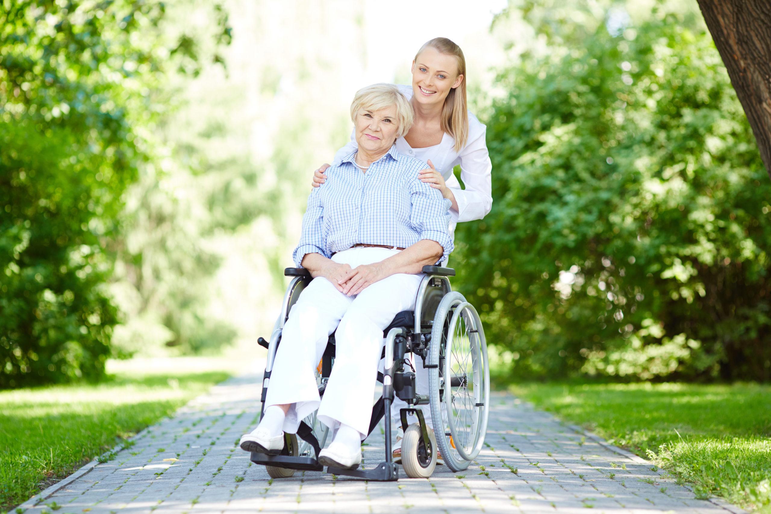 Krankenschwester mit älterem Patienten